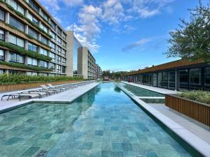 a swimming pool in the middle of a building at Loft Livin em Atlântida ao lado do Ramblas in Xangri-lá