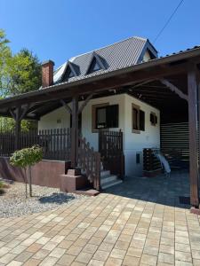 a house with a porch with a roof at Villa Verdea Lopatinec in Lopatinec