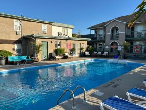 a large swimming pool in front of a building at Lakeview Resort Motel in Wasaga Beach