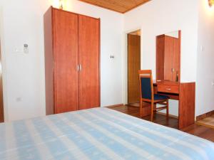 a bedroom with a bed and a desk and a chair at Studio Mandre 3557a in Kolan
