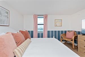 a bedroom with a white bed and a window at Penthouse 1BR + Bunk Room Boardwalk View Zone in Myrtle Beach +66 photos