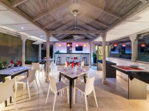 ein Esszimmer mit einem Tisch und weißen Stühlen in der Unterkunft Zalmedina Hotel in Cartagena de Indias