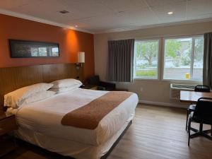 a hotel room with a large bed and a desk at Boulder Twin Lakes Inn in Boulder +39 photos