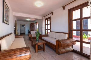 a living room with a couch and a table at Hotel Casa Grande in Taxco de Alarcón