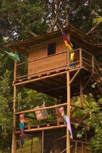 a tree house with two kites on top of it at Chalé Cabana Rústico refúgio e sossego há 1,5km do centro de Domingos Martins in Domingos Martins