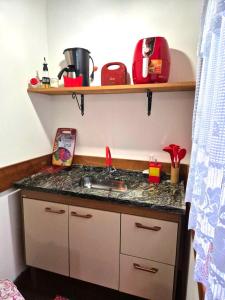 a kitchen with a sink and a counter top at Chalé Cabana Rústico refúgio e sossego há 1,5km do centro de Domingos Martins in Domingos Martins