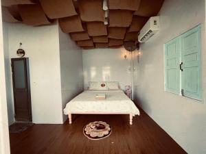 a small bedroom with a bed in a room at Homestay Đại Nghĩa in Quảng Ngãi