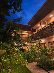 an exterior view of a resort at night at Home Dejavu in Gili Trawangan