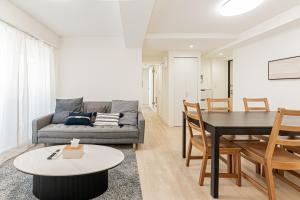 a living room with a couch and a table at 直达池袋丨东京丨银座无需换乘丨地铁站步行3分钟 丨商店街旁 生活出行方便 in Tokyo