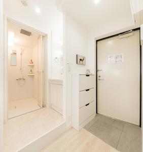 a bathroom with a shower and a walk in closet at 直达池袋丨东京丨银座无需换乘丨地铁站步行3分钟 丨商店街旁 生活出行方便 in Tokyo +93 photos