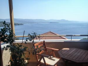 米西姆纳Grand View Rhea的带桌子的阳台，可欣赏水景