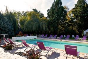 une piscine avec des chaises longues violettes et une piscine dans l'établissement Les Jardins D'Adalric, à Obernai