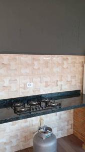 a kitchen counter with a stove top in a kitchen at Chácara do tio Tuta in Araçariguama