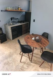 a wooden table and chairs in a kitchen at Loft Privado Seguridad 24HRS a 15 de piramide de cholula in Cholula