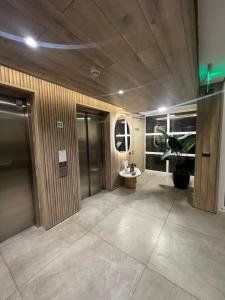 an empty lobby with a plant in a building at Exclusivo departamento in Valdivia