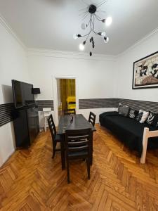 a living room with a bed and a dining table at corazón obelisco 2 in Buenos Aires