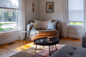 a living room with a couch and a coffee table at Maison Marigold ST-2019-0060-R5 in Bloomfield