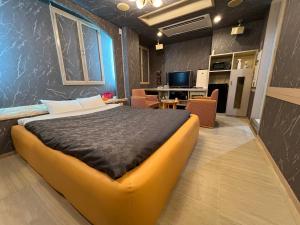 a bedroom with a large bed in a room at ホテルQ adult only in Kashiwazaki