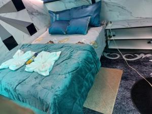 a bedroom with a bed with towels on it at Glamping La Escapadita in Baños