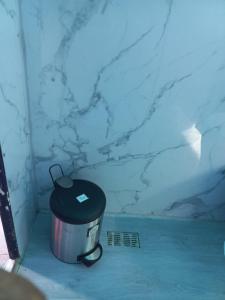 a trash can sitting in a corner of a room at Glamping La Escapadita in Baños