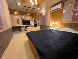 a room with a bed and a living room at ホテルQ adult only in Kashiwazaki +12 photos