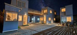 a house at night with the stars in the sky at Apart Hotel Cecil in Vallenar