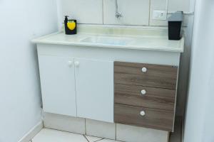 a kitchen counter with a sink in a room at Loft Completo com Smart TV e Frigobar Compacto 08 in Presidente Prudente