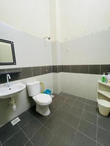 a bathroom with a toilet and a sink at D Azlin Homestay in Kuala Kangsar +9 photos