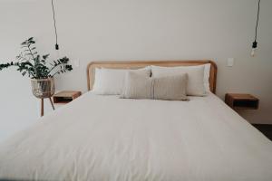 a bed with white sheets and pillows in a bedroom at View Street Studios - Tallerack in Albany