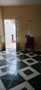 an empty room with a bench on a tiled floor at Lazer do DUELÃO in Pão de Açúcar