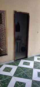 a bathroom with a green and white tiled floor at Lazer do DUELÃO in Pão de Açúcar