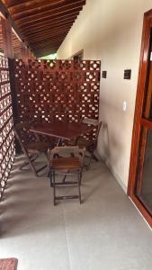 a wooden table and chairs in a room at Pousada Green House Paraty in Paraty