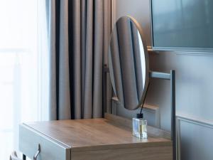 a mirror on top of a dresser in a room at Yangyang Hotel Unbound House in Yangyang +6 photos