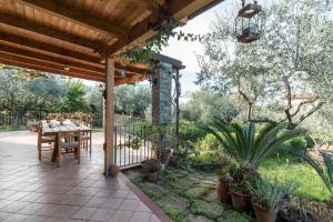 サンタ・マリア・ディ・カステッラバーテにあるBeautiful house with sea view and amazing gardenのギャラリーの写真