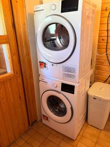 eine Waschmaschine und ein Trockner in einem Zimmer in der Unterkunft Verstas in Kustavi
