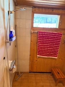 ein Badezimmer mit Fenster und einem roten Handtuch in der Unterkunft Verstas in Kustavi