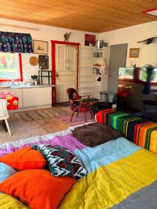 ein Wohnzimmer mit zwei Betten und eine Küche in der Unterkunft Verstas in Kustavi + 24 Fotos