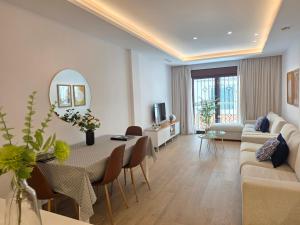 a living room with a table and a couch at New! Marbella Apartamento junto a la Playa y Casco Histórico - 2 Habitaciones Dobles - 80 m2 in Marbella
