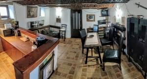 a living room with a bar and a kitchen at Casa din colțul Cetății in Hărman