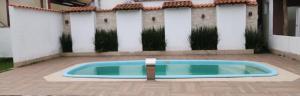 a swimming pool in the middle of a courtyard at Chalé Selá - Recanto 23 - Espaço Inteiro - Entre Angra e Paraty in Angra dos Reis
