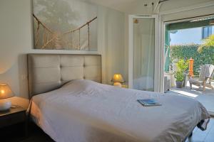 a bedroom with a bed and a sliding glass door at Chambre d'hôtes Ganttipienea in Ahetze