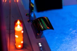 a candle sitting next to a pool of water at Le miroir secret in Gien