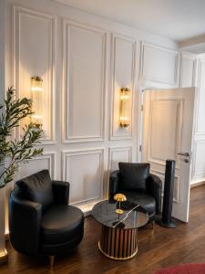 a living room with two chairs and a table at Hotel Nare in Boppard