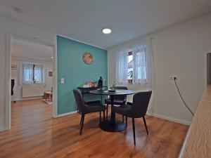 a dining room with a table and chairs at JIRVISTA-Homes, voll ausgestattete Wohnung im EG, kontaktloser Zutritt in Burghausen +20 photos