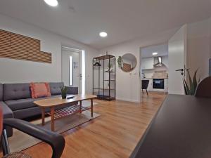 a living room with a couch and a table at JIRVISTA-Homes, voll ausgestattete Wohnung im EG, kontaktloser Zutritt in Burghausen