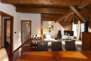 a living room with a bed and a table and chairs at Mirador de Sallent by BeValle in Sallent de Gállego