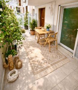 a patio with a table and chairs and plants at A Casucc appartamenti in Peschici