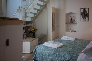 ein Schlafzimmer mit einem Bett und einer Treppe in der Unterkunft Casa Felda in Altamura + 56 Fotos