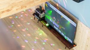 an overhead view of a video game on a television screen at Gapyeong The Hill Pool Villa in Gapyeong