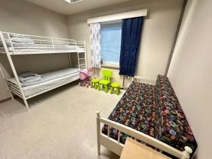 a bedroom with a bunk bed and a bunk bed at Kurimon Majatalo in Kianta